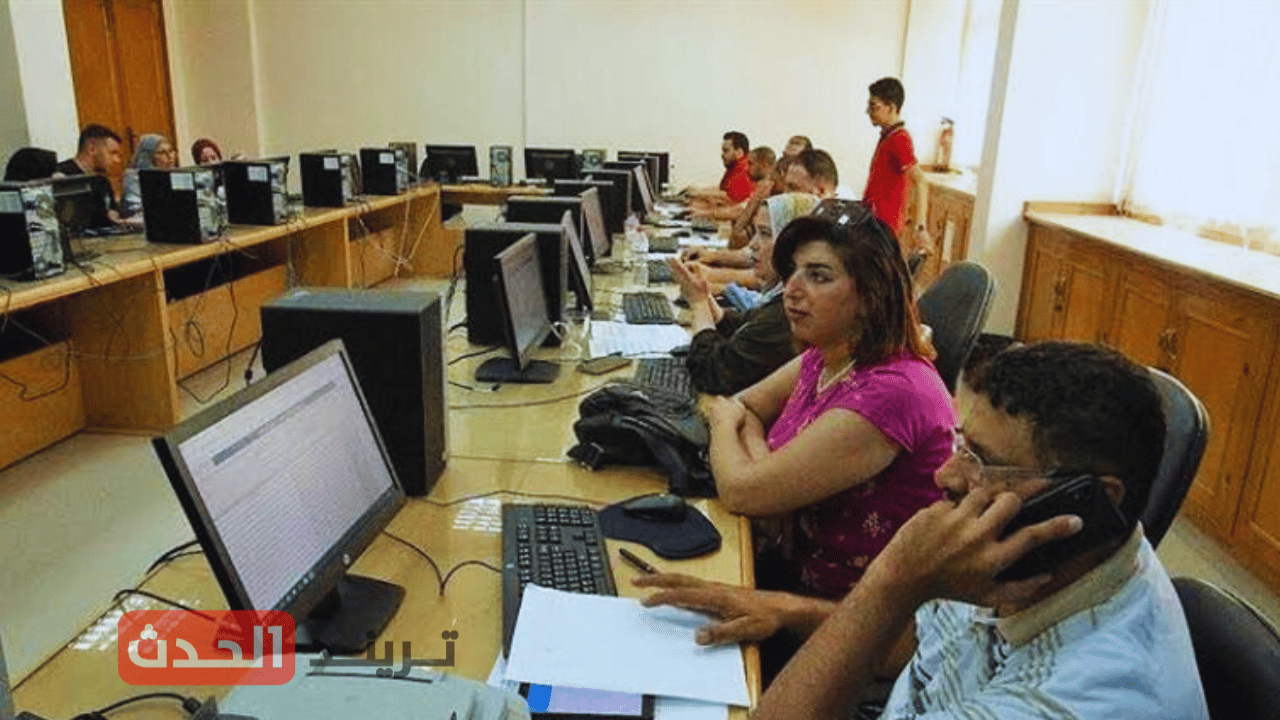 توقعات تنسيق كليات الطب والهندسة 2025، تستعد وزارة التربية والتعليم في هذه الفترة لإعلان نتيجة الثانوية العامة مما يترقب معه الكثير من الطلاب انطلاق مرحلة تنسيق الجامعات 2025، ومن المتوقع أن تبدأ المرحلة الأولى من التنسيق بعد الإعلان مباشرة عن النتائج عبر موقع التنسيق الإلكتروني الرسمي، وتعد هذه المرحلة بالنسبة لكافة الطلاب هي الأكثر أهمية، حيث تتعلق بالكليات ذات الحد الأدنى العالي للقبول، وإليكم أهم التفاصيل والتوقعات في السطور التالية. توقعات تنسيق كليات الطب والهندسة 2025 في النقاط التالية، نعرض لطلاب الثانوية العامة 2025 مؤشرات تنسيق الجامعات 2024، مع التركيز على كليات الطب والهندسة والحاسبات، وهي الكليات الأكثر بحثًا في الفترة السابقة: كلية الطب البشري: 93.17%. كلية طب الأسنان: 92.68%. كلية الصيدلة: 91.7%. كلية العلاج الطبيعي: 92.19%. كلية الهندسة: 88.65%. كلية الحاسبات والمعلومات (رياضة): 83.41%. كلية التمريض: 84.41%. كلية الألسن: 84.41%. كلية الآثار: 78%. كلية الإعلام: 83.17%. كلية السياسة والاقتصاد: 85.12%. كلية الآداب: 60.85%. كلية التجارة: 68.7%. كيفية معرفة مؤشرات التنسيق يمكن لجميع الطلبة والطالبات في مرحلة الثانوية العامة الاطلاع على مؤشرات تنسيق المرحلة الأولى من خلال الرابط المخصص لموقع التنسيق، يعتبر تنسيق العام الماضي مرجعًا هامًا في هذا السياق، وذلك نظرًا لأن هناك اختلافات بسيطة في مجموع نتائج الثانوية العامة من عام لآخر فقد تكون النسب متقاربة نوعا ما بين عام وآخر، ويتعين على الطلاب متابعة الأخبار والتحديثات للحصول على أحدث المعلومات. توقعات مؤشرات تنسيق 2025 توضيحًا لمؤشرات تنسيق 2025، يمكن الاستناد إلى نتائج تنسيق 2024، حيث أعلن الدكتور أيمن عاشور، وزير التعليم العالي، أن الحدود الدنيا للقبول كانت 93.17٪ لكلية الطب و92.8٪ لكلية طب الأسنان و91.7٪ للصيدلة، ويظهر من هذه البيانات أهمية متابعة القيم النسبية للنجاح وتفاصيل التنسيق، حتى يتمكن الطلاب من اختيار والمسير نحو مستقبل أكاديمي ناجح.